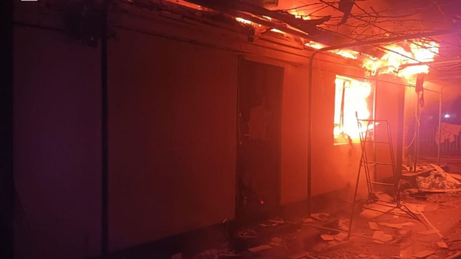 Трактор, авто и дом пылали после российских обстрелов на Запорожье