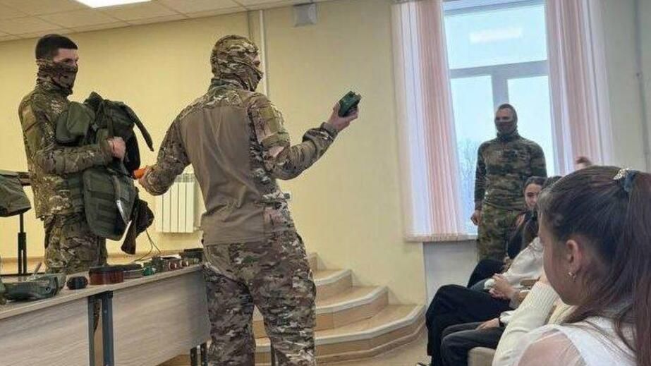 РФ затвердила розширену програму військової підготовки у школах на ТОТ