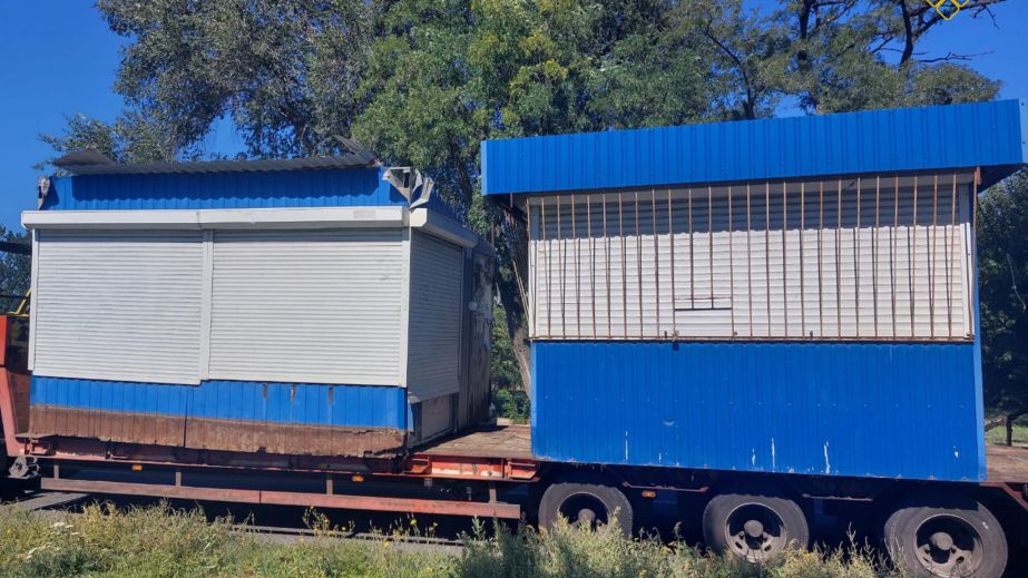 Кіоски-"близнюки” демонтували комунальники у Запоріжжі