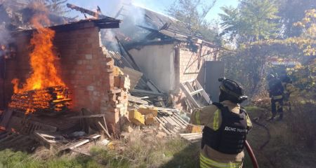 Житлові будинки палали на Запоріжжі після обстрілів РФ