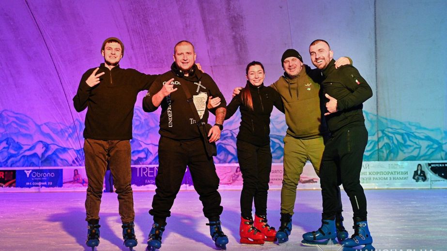 Запорізькі ветерани відновлювалися через активний відпочинок на льоду &ndash; кадри