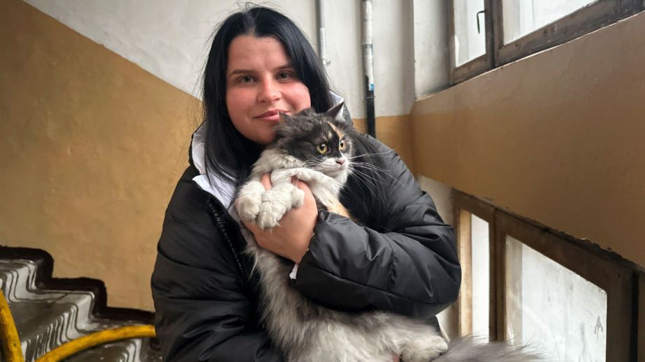 В Запорожье во время пожара в многоэтажке пожарные спасли кота