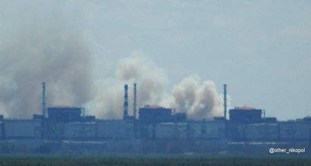 Великий стовп диму бачать біля Запорізької АЕС