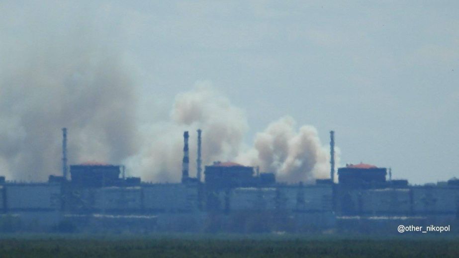 Великий стовп диму бачать біля Запорізької АЕС
