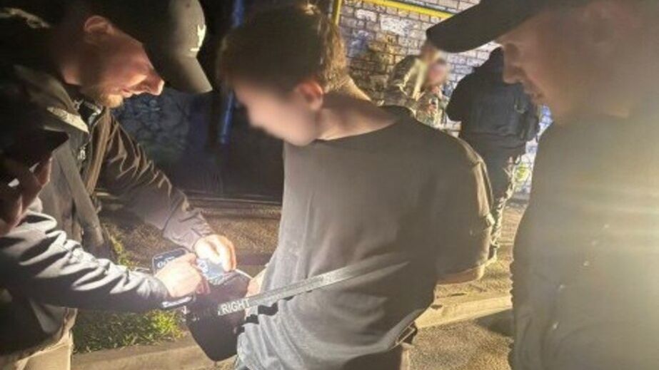 Ограбил 13-летнего парня: в Запорожье задержали юношу