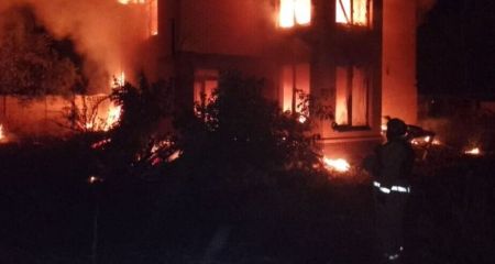 В Запорожской области горели жилые здания после вражеских обстрелов, – ГСЧС