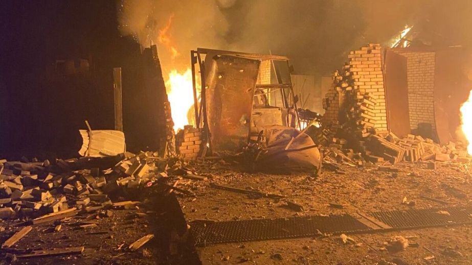 Газові труби, будинки і автомобілі палали через обстріли РФ на Запоріжжі