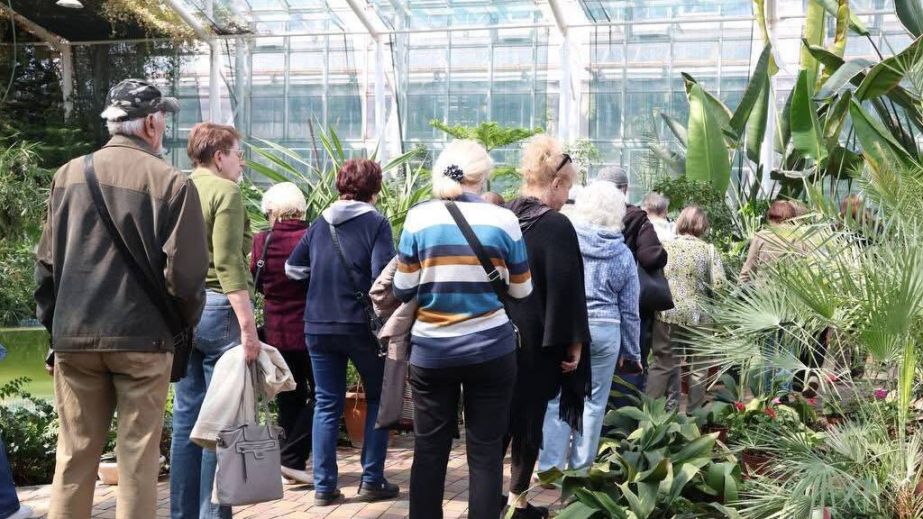 В Запорожье устроили экскурсию по ботсаду для старшего поколения
