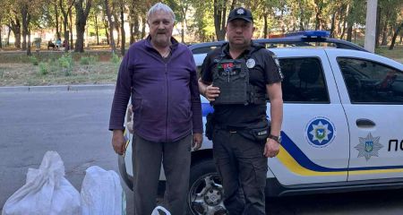 Офицер громады эвакуировал мужчину из прифронтового села на Запорожье