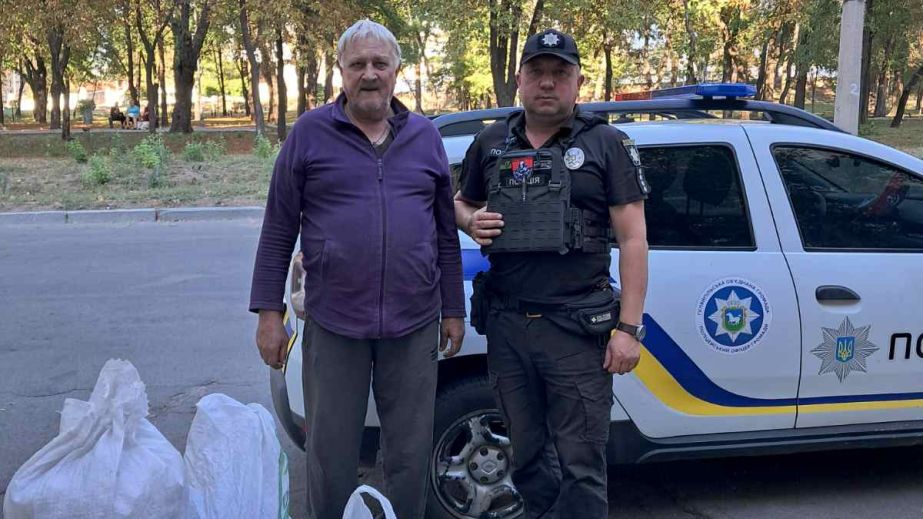 Офіцер громади евакуював чоловіка з прифронтового села на Запоріжжі