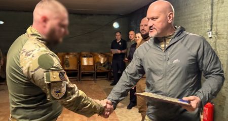Начальник полиции Запорожья провел награждение на передовой – кадры