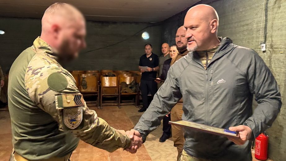 Начальник поліції Запоріжжя провів нагородження на передовій – кадри