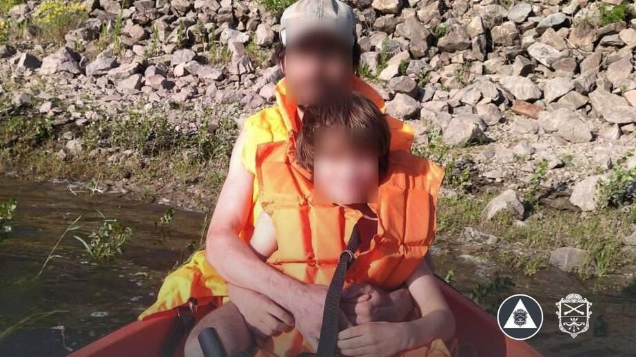 Родину з двома дітьми врятували на Дніпрі