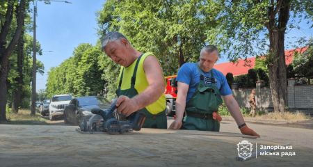 Наслідки обстрілів Запоріжжя: пошкоджено будинки в трьох районах міста