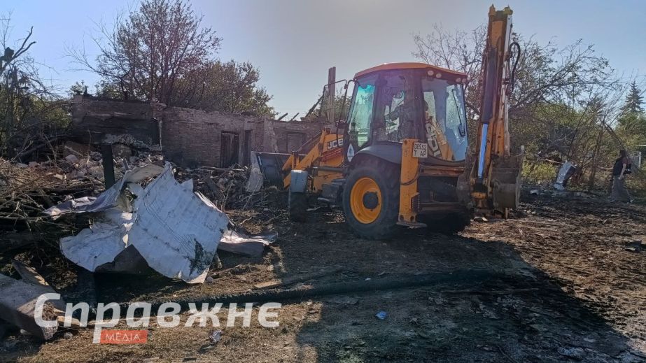 Потрощену авіабомбами оселю в Запоріжжі показали у міськраді