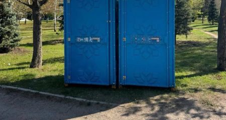 Странные развлечения вандалов: неизвестные переворачивают туалеты в парке Запорожья