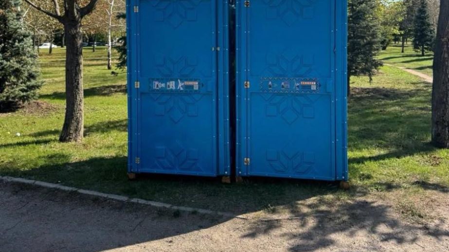 Дивні розваги вандалів: невідомі перевертають туалети в парку Запоріжжя