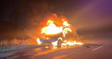 На трассе в Запорожском районе сгорел автомобиль – кадры
