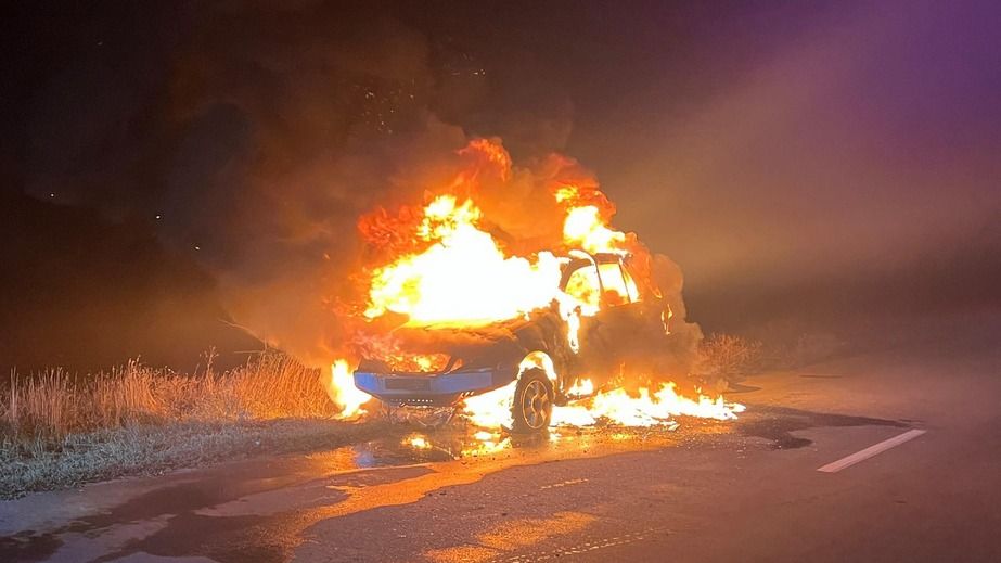 На трасі в Запорізькому районі згоріла автівка – кадри