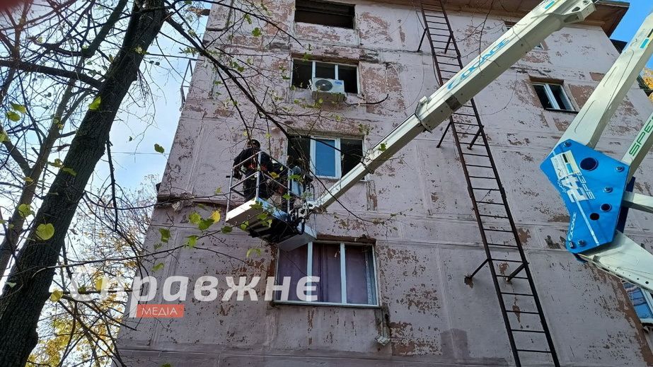 Более 30 многоэтажек в Запорожье уже "подлатали" после атаки россиян