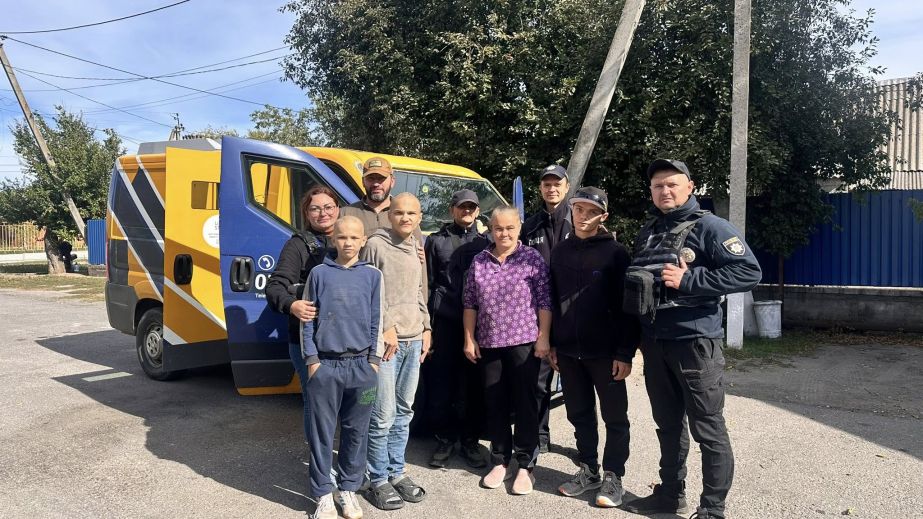 Багатодітну родину евакуювали з селища під Запоріжжям