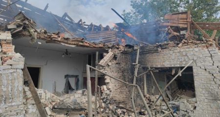 Житлові будинки палали через ворожі обстріли на Запоріжжі