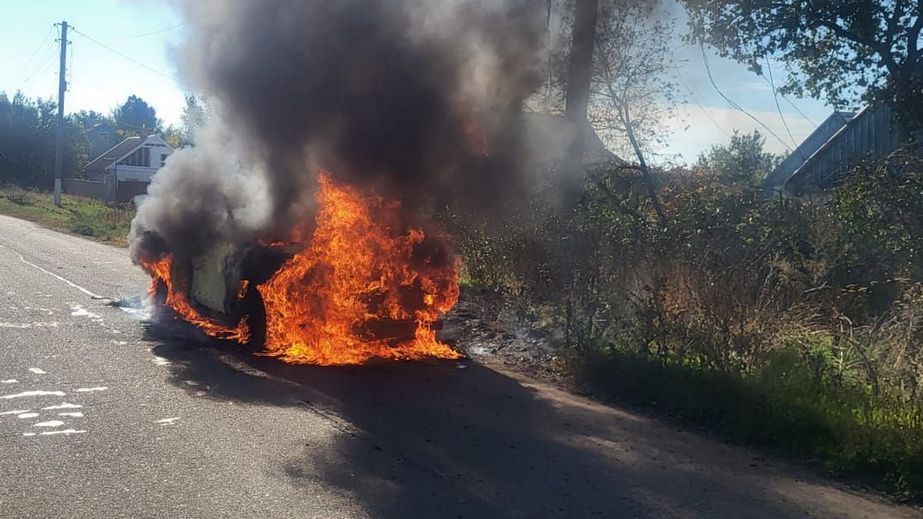 Квартири та автівка горіли на Запоріжжі після ворожих обстрілів