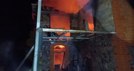 Житловий будинок горів під Запоріжжям після ворожих обстрілів