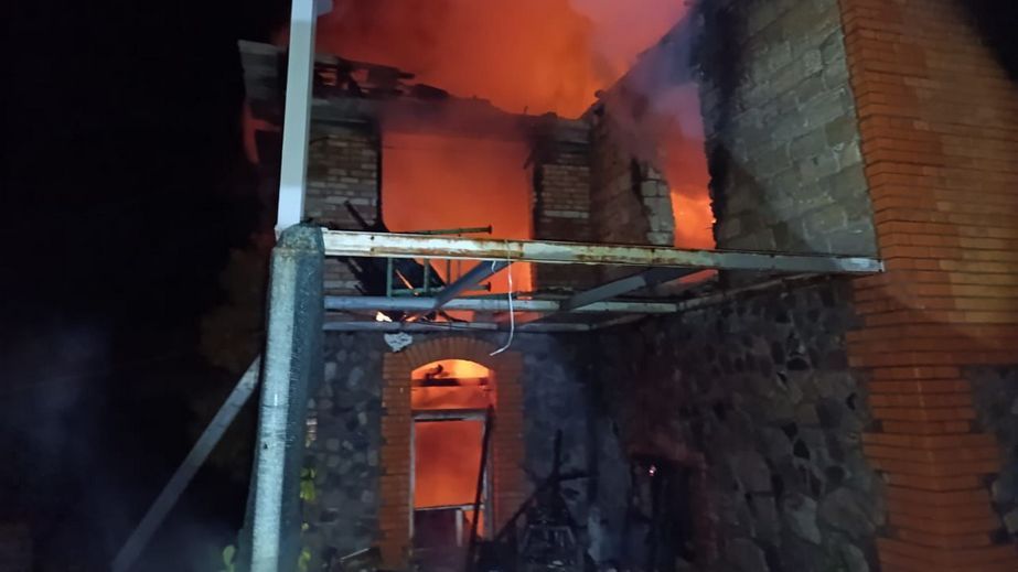 Житловий будинок горів під Запоріжжям після ворожих обстрілів