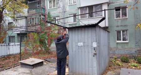Самострой демонтировали во дворе запорожской многоэтажки – кадры