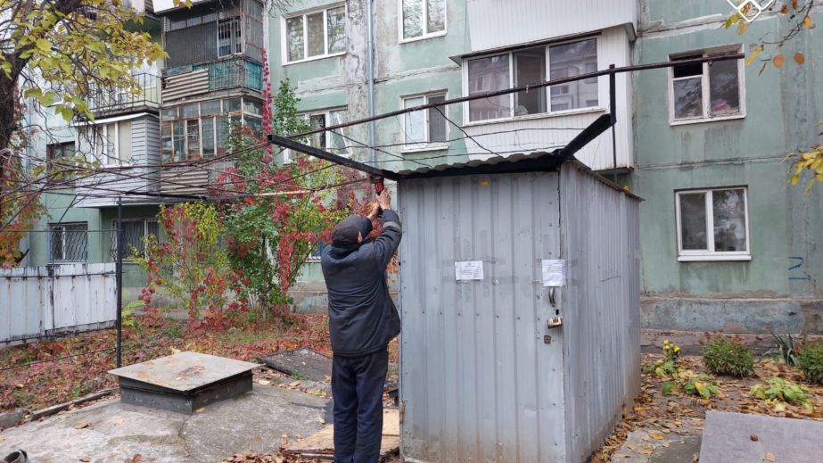 Самострой демонтировали во дворе запорожской многоэтажки – кадры