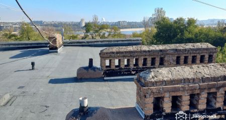 От крыш до труб: дома восстанавливают после атак и изнашивания в Запорожье