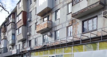 Запорожские мунстражевцы заставили предпринимателя убрать мусор возле дома