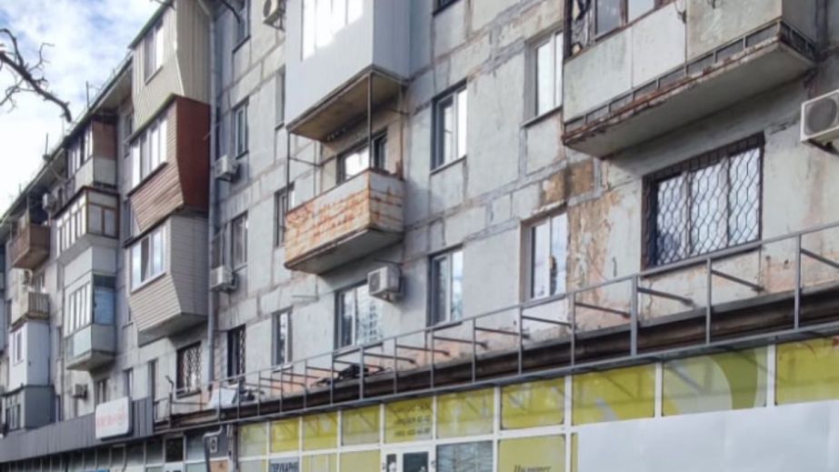 Запорожские мунстражевцы заставили предпринимателя убрать мусор возле дома