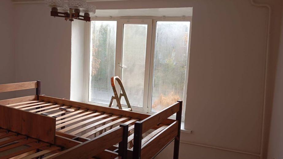 Шелтер для переселенців у Запоріжжі відремонтували після атаки РФ