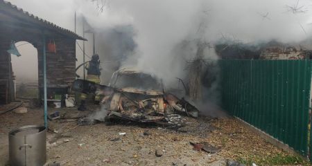 Багатоповерхівка й автівки палали на Запоріжжі після російських обстрілів