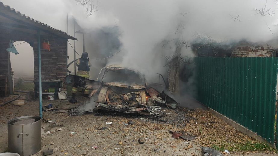 Багатоповерхівка й автівки палали на Запоріжжі після російських обстрілів