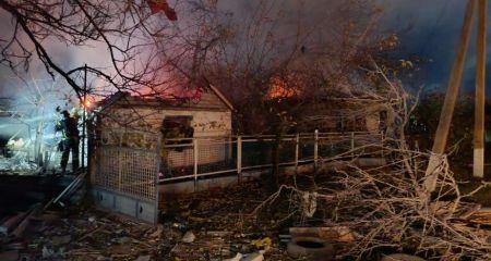 Житлові будинки палали після ударів по Запорізькому району