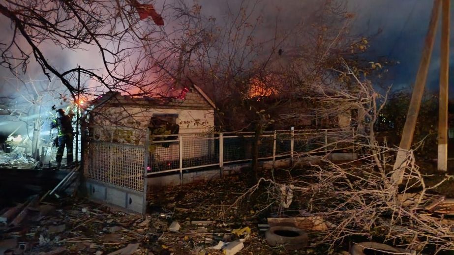 Житлові будинки палали після ударів по Запорізькому району