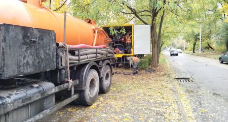 Готовятся к осадкам: засоренные ливнеприемники прочищают в Запорожье