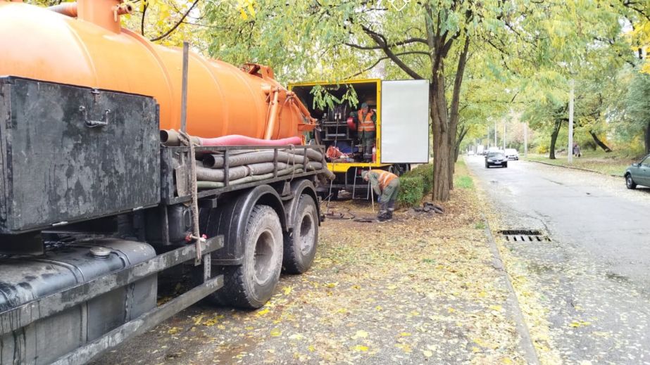 Готовятся к осадкам: засоренные ливнеприемники прочищают в Запорожье
