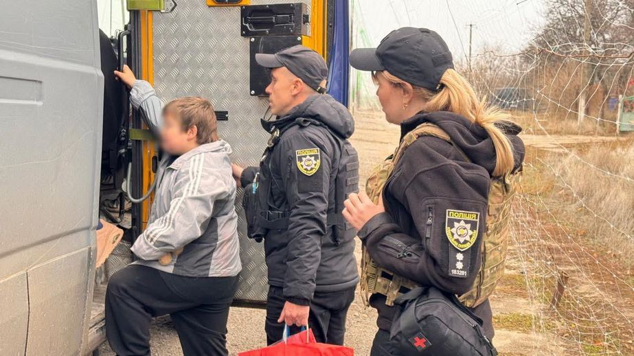 Запорізькі поліцейські вивезли ще трьох людей з прифронтових територій