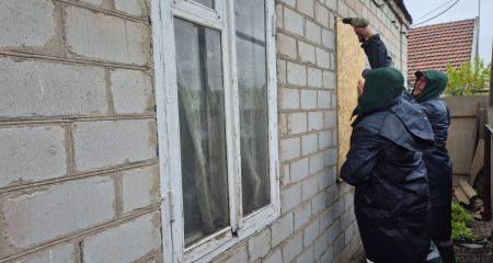Восстановление после атак: в более чем 150 запорожских домах "закрыли" выбитые окна
