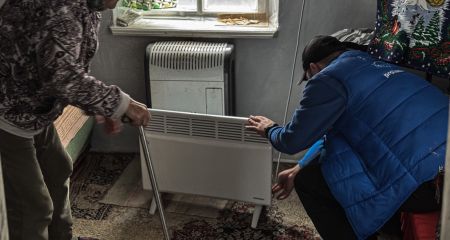 Волонтеры помогли утеплиться почти двум десяткам семей под Запорожьем