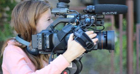 Зеленский отметил орденом телеоператорку из Запорожья