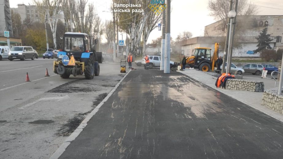 Понад 200 м² тротуару відремонтували біля зупинки в Запоріжжі