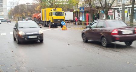 Ливнеприемники очищают на улицах Запорожья – кадры