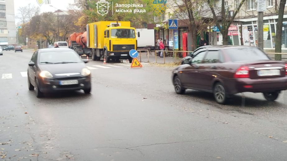 Ливнеприемники очищают на улицах Запорожья – кадры