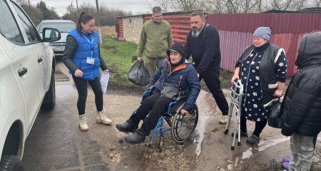 Маломобільного мешканця прифронтового села евакуювали до Запоріжжя
