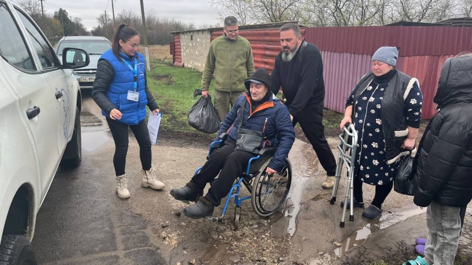 Маломобильного жителя прифронтового села эвакуировали в Запорожье